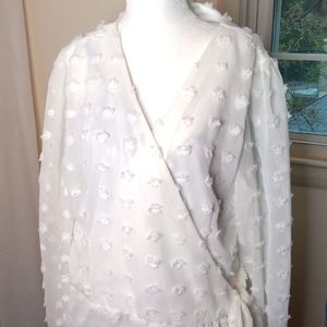 White wrap sheer top With Clusters Of white Featherly Flowers  3X. New